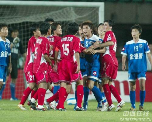 加拉塔萨雷高层炮轰土耳其足协：因遭裁判针对拒绝出席明日仪式（加拉塔萨雷高层怒斥土耳其足协：称遭裁判针对，将缺席明日仪式）