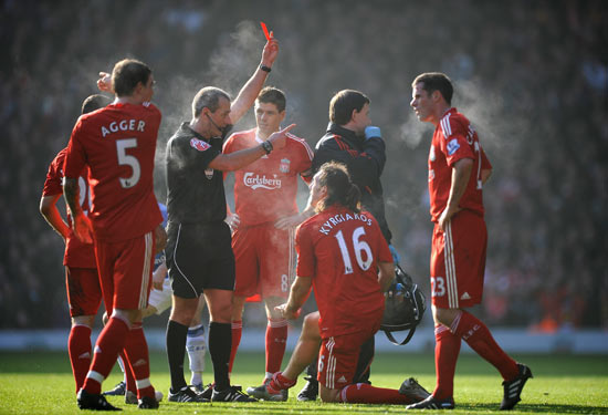 每体：巴萨不会为合同只剩半年的中卫付转会费，想来只能免签（每体：巴萨无意为合同剩半年的中卫支付转会费，若想加盟只能自由身）