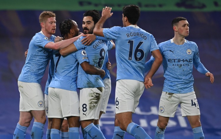 法兰克福客胜后球迷区突发火情，还有球迷从高处坠落后被送医