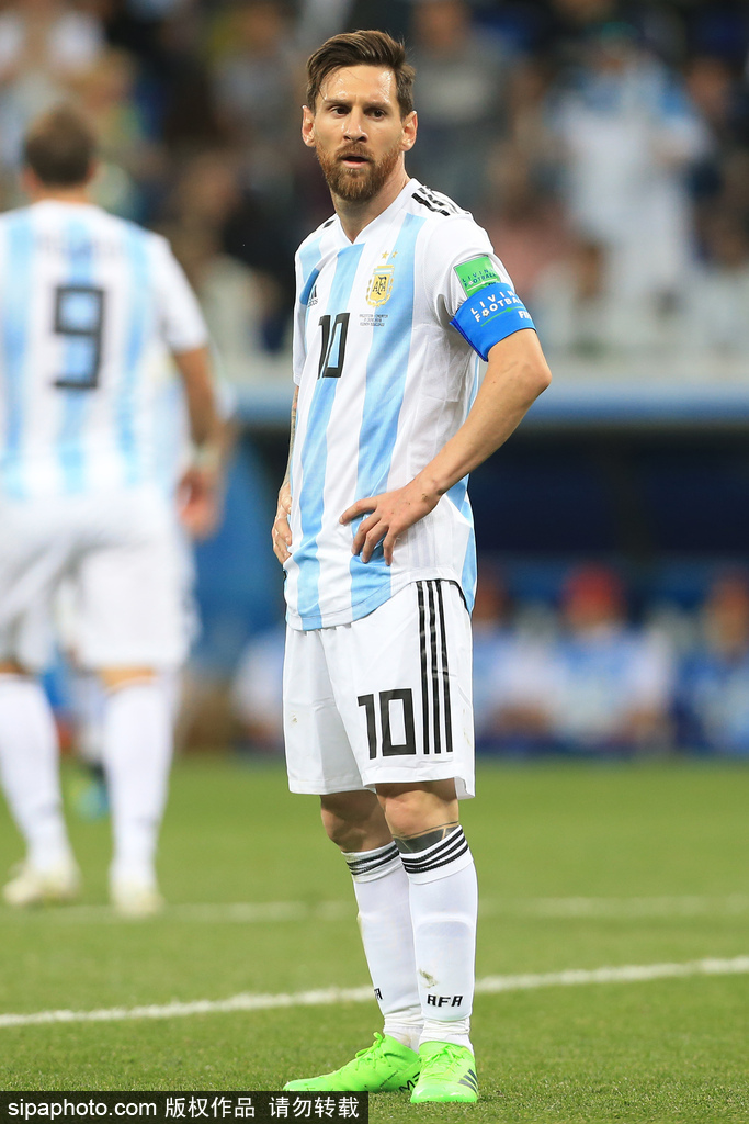 名记：曼联密切关注伯恩茅斯中场斯科特，以备将来可能转会（权威记者：曼联紧盯伯恩茅斯中场斯科特，为日后转会做准备）