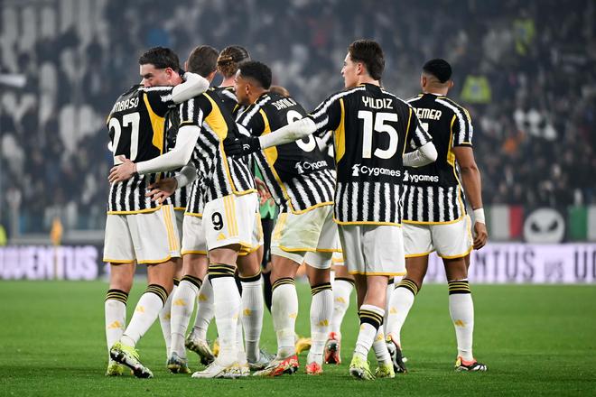 记者：米兰将与莱万经纪人会面讨论转会，伊布支持这一交易