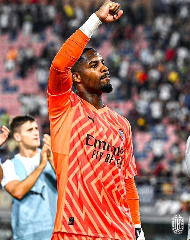 竟是“熟人”？被肘击的奥谢2021年因干扰C罗点球被打一巴掌