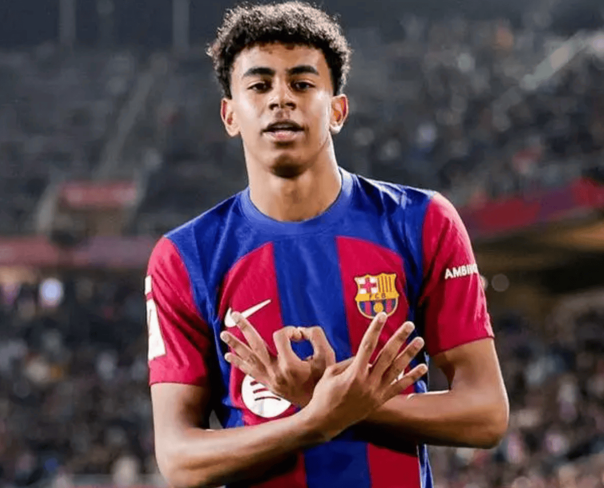 横看成岭侧成峰，乔治娜晒出差照秀出傲人身材