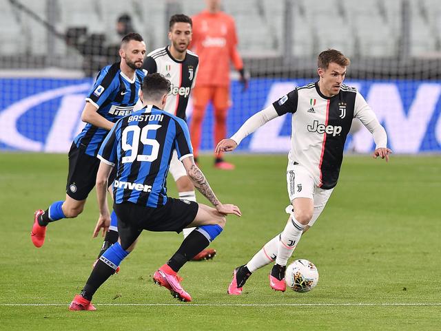 劳塔罗飞铲罗伯逊染黄，国米战利物浦上半场13分钟现争议