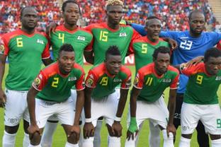 申花发布球队32岁生日海报，却把“32nd”写成“32th”