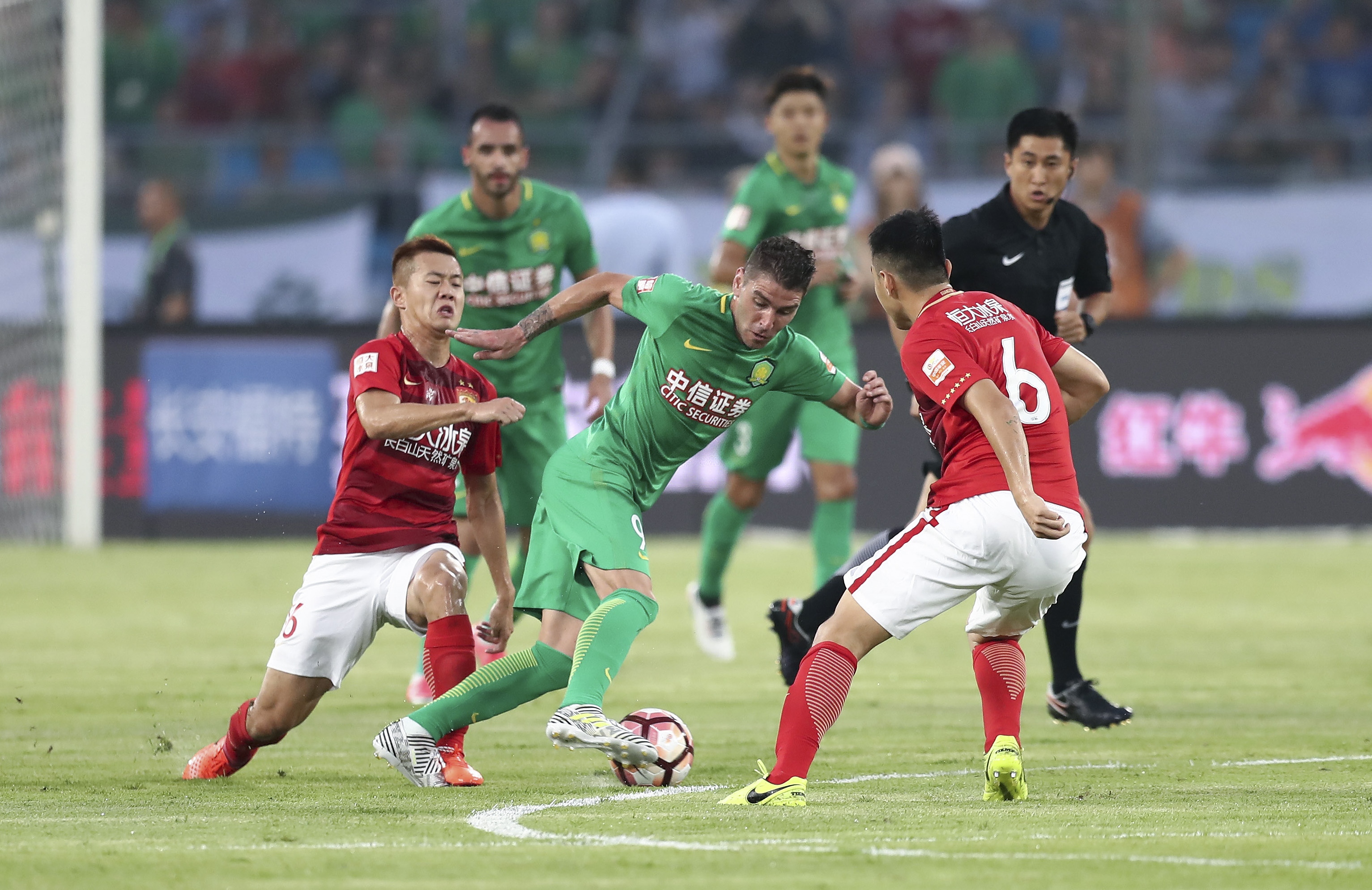 这雪有点大，欧冠赛前一名挪威记者在博德闪耀的球场边线处滑雪（欧冠赛前雪势凶猛，挪威记者在博德闪耀场边滑雪）